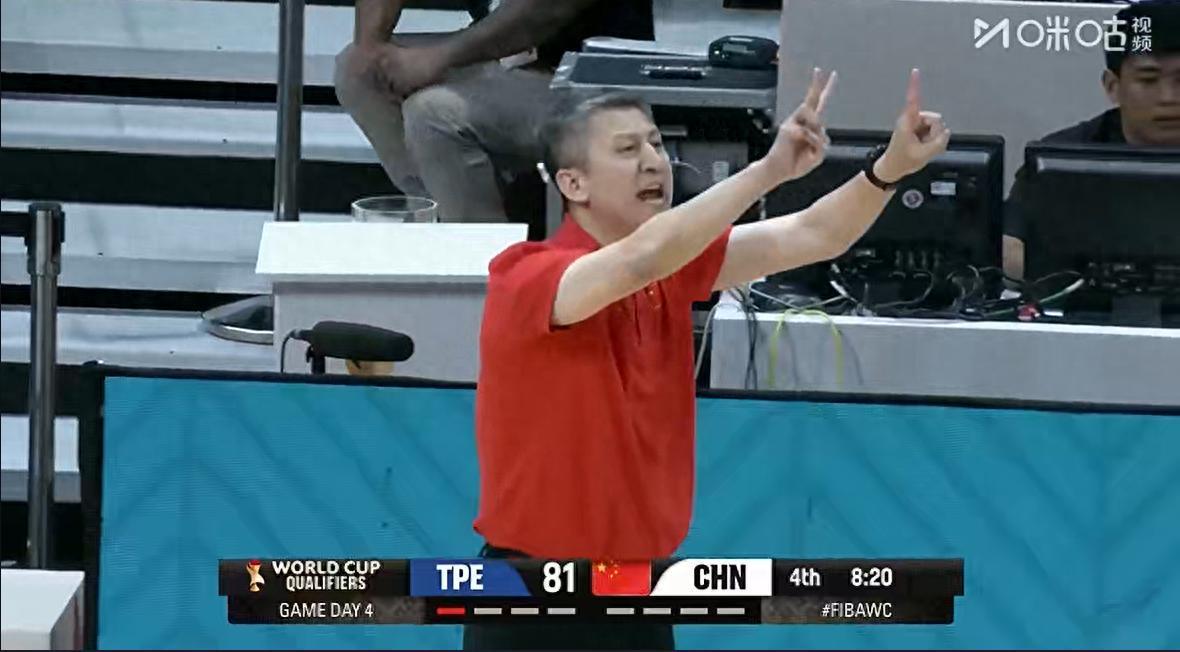 九游官网-谁注意到，赛后一官员在中国队更衣室哭得像小孩，郭导抱着他安抚